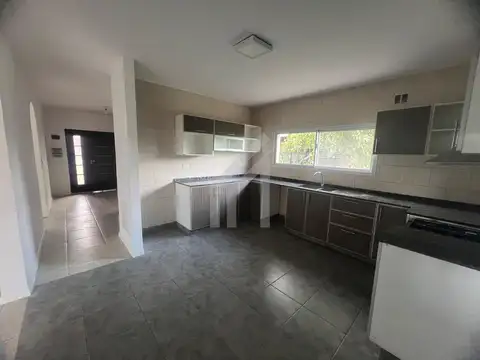 Casa 6 ambientes con 4 baños