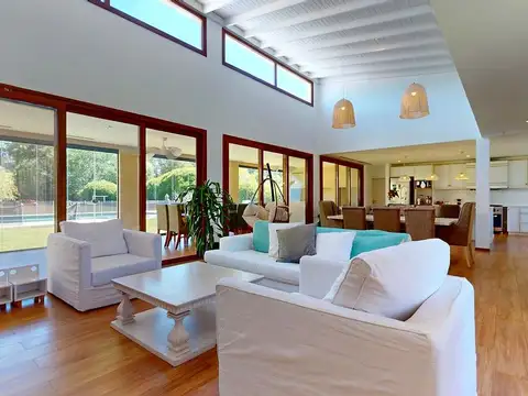 Casa 9 ambientes con 4 baños