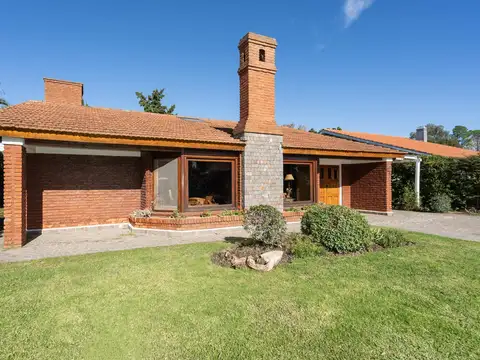 Venta Casa cinco ambientes  en  Club de Campo La Martona Cañuelas. Totalmente amueblada