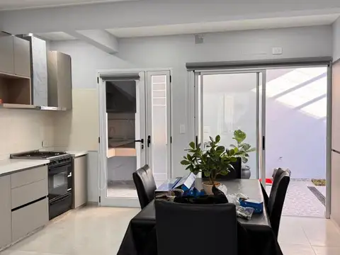 VENTA CASA EN LA PLATA