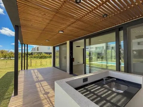 Casa 4 ambientes con 3 baños