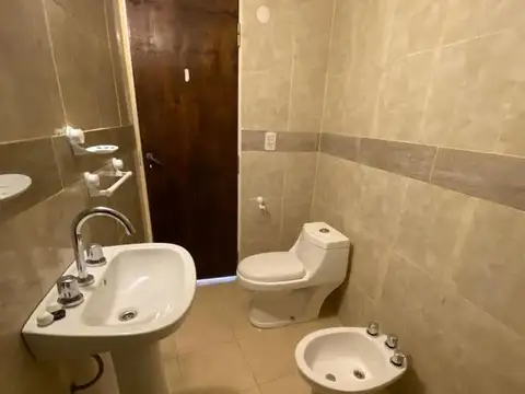 PROP. DE DOS DORMITORIOS CON MUY BUENA UBICACION ESQUINA