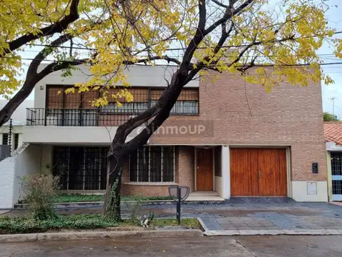 CASA EN VENTA 4 DORMITORIOS | 300 M² CUBIERTOS | COCHERA | APTO CRÉDITO – SEXTA SECCIÓN