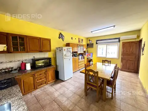 Venta Casa 4 dormitorios con terraza y cochera