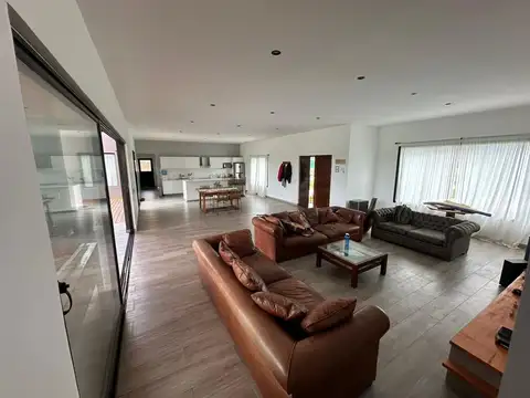 Casa 6 ambientes con 2 baños