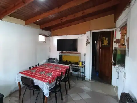 CASA 2 DORMITORIOS CON PATIO Y COCHERA - VGG
