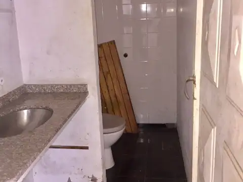 LOTE CON COCHERAS Y OFICINA EN BURZACO