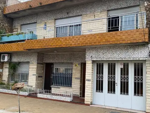 frente liceo militar  ubicado en la calle Jujuy 3761 entre  san Lorenzo y  córdoba ( escucha oferta)