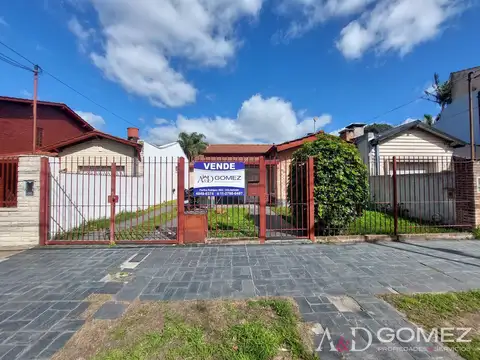 CASA SOBRE LOTE 11x25 CON COCHERA PARA VARIOS AUTOS
