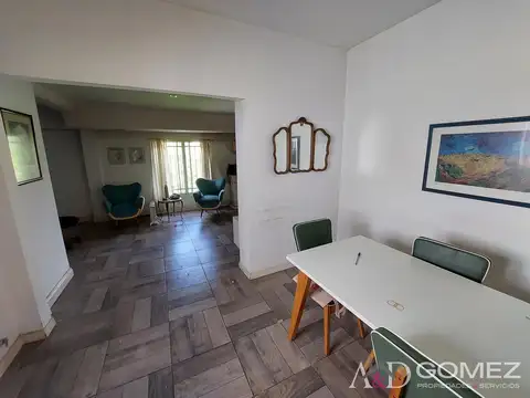 CASA SOBRE LOTE 11x25 CON COCHERA PARA VARIOS AUTOS