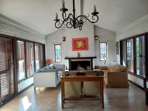 Casa 7 ambientes con 4 baños