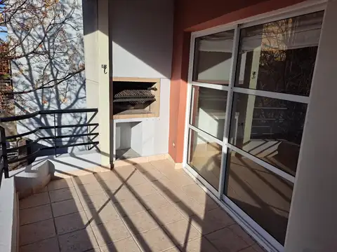 EXCELENTE DEPARTAMENTO EN ALQUILER 2 AMBIENTES AL FRENTE CON AMPLIO BALCÓN Y PARRILLA