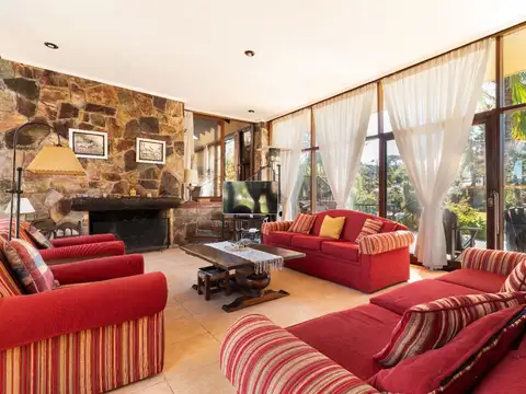 Casa en Venta con 2 cocheras