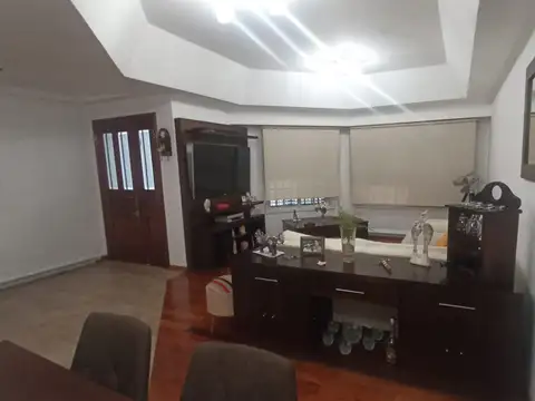 Casa 6 ambientes con 2 baños