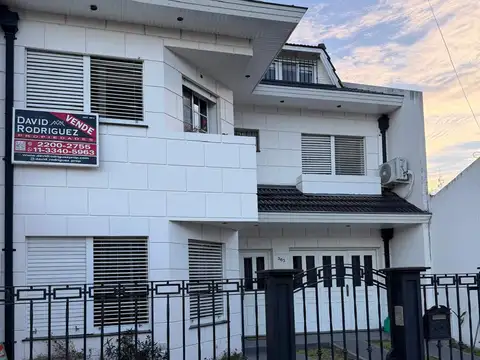 IMPACTANTE CHALET 6 AMBIENTES | 4 DORMITORIOS | PILETA | GARAGE 2 AUTOS EN VENTA - VILLA LUZURIAGA