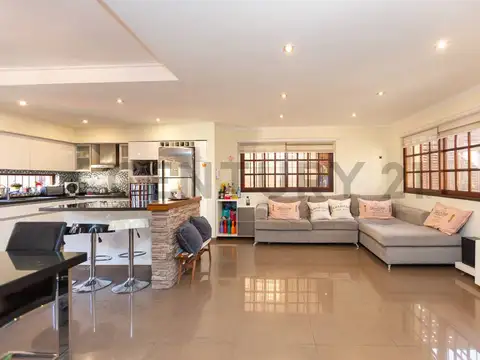 Hermosa casa 4 amb, cochera y jardin - Permuta