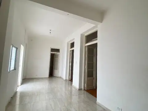 Departamento tipo casa, 3 amb, patio, lavadero, terraza c/habitacion y parrilla. Disponible mediados Febrero 