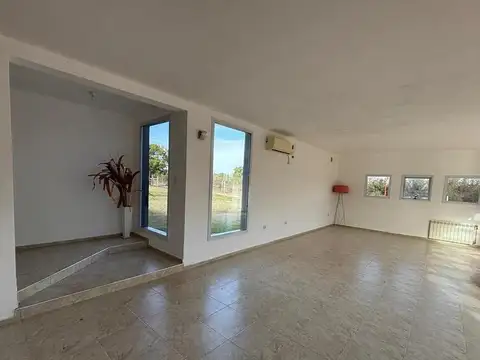 Casa 4 ambientes con 2 baños