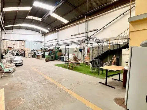 Galpón Doble Altura con Vivienda y Oficinas 524m2