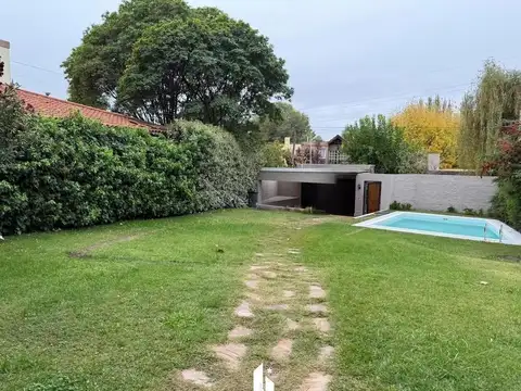 OPENHOUSE presenta a la venta hermosa casa desarrollada en una planta.