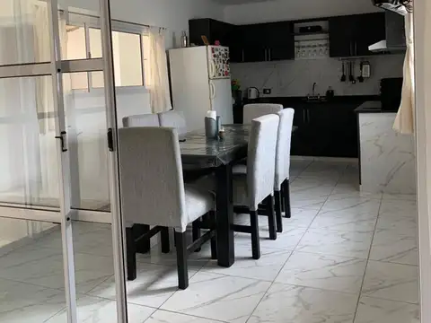 Casa 4 ambientes con 2 baños