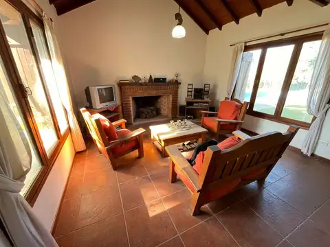 Casa 4 ambientes con 2 baños