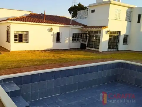 MAGNIFICA CASA DE 3 DORM Y 4 BAÑOS  Bº CERRO DE LAS ROSAS