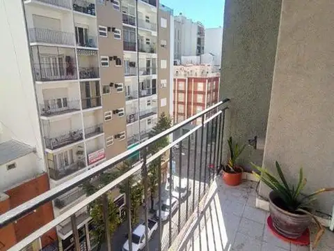 TRES AMBIENTES AMPLIOS A LA CALLE CON BALCON SOBRE VEREDA DE SOL 2 BAÑOS