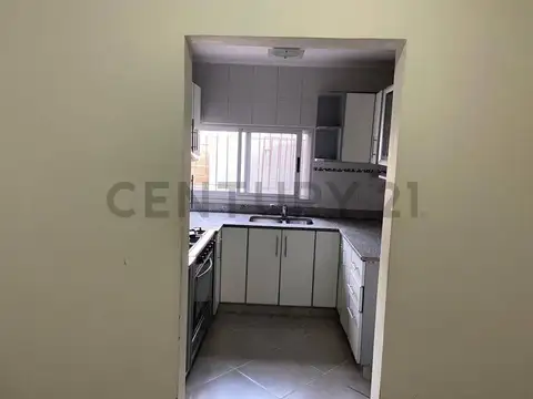VENTA CASA 3 AMBIENTES CON DOS COCHERAS CUBIERTA Y TERRAZA EN CASEROS RECICLADA A NUEVA