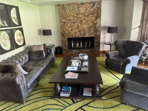 Casa en Alquiler con 2 cocheras