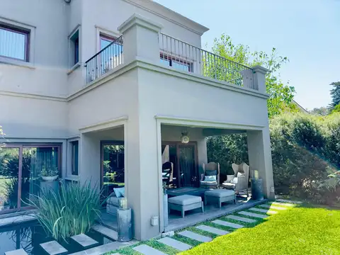 Casa 8 ambientes con 5 baños