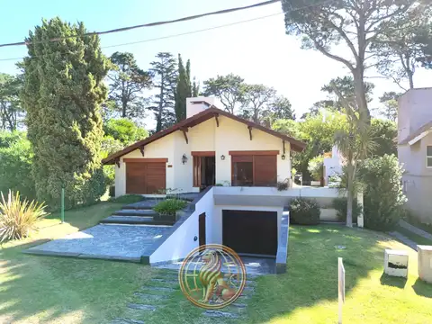 Venta casa Pinamar Centro con garage