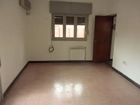 Casa planta alta 2 dormitorios con patio/terraza.Alsina 1683