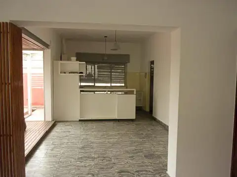 Casa planta alta 2 dormitorios con patio/terraza.Alsina 1683