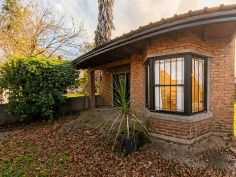 Casa 2 dormitorios, jardín y pileta a la venta en Roldán