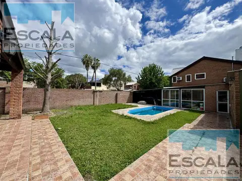 Casa en Alquiler con 2 cocheras