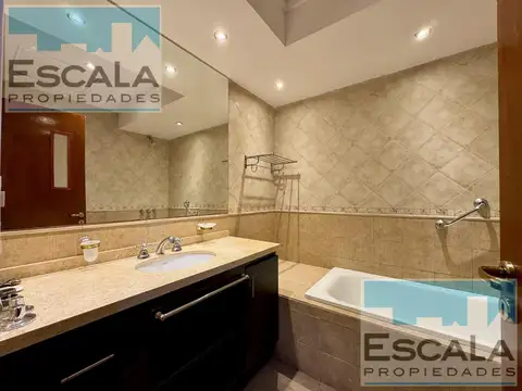 Casa 6 ambientes con 2 baños