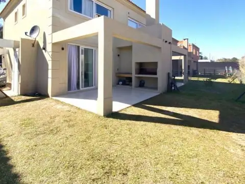 Casa 4 amb en venta en Pilar c/jardín y cochera