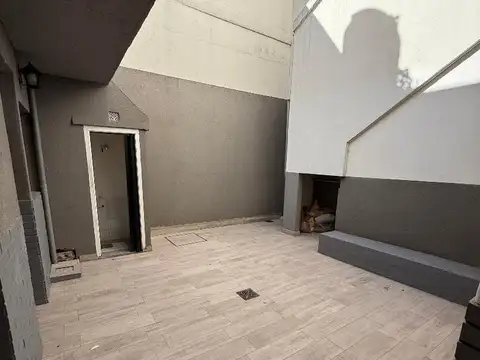 Oficina comercial, dos habitaciones, baño, cocina, patio descubierto, muy luminoso