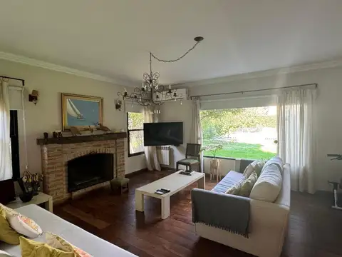 Casa 9 ambientes con 5 baños