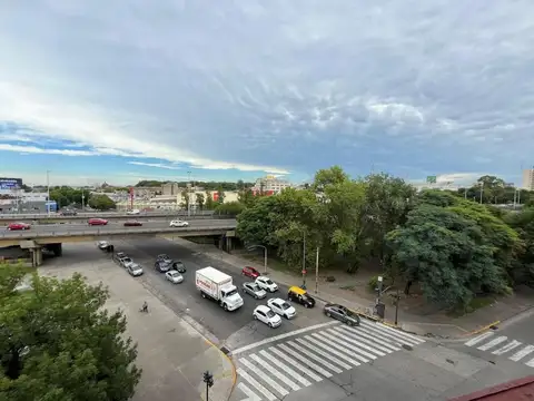 Semipiso 4 ambientes a la calle con balcón francés