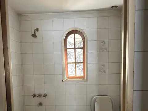 CASA CON LOCAL Y 2 PH , LOTE DE 8.66 X 27 MTS , EXC UBICACION MEDIA CUADRA DE AV ESCALADA