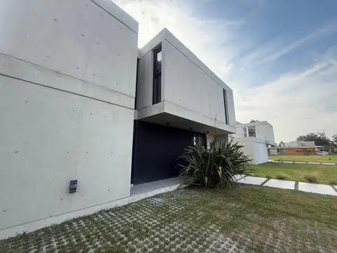 Casa en Alquiler con 2 cocheras