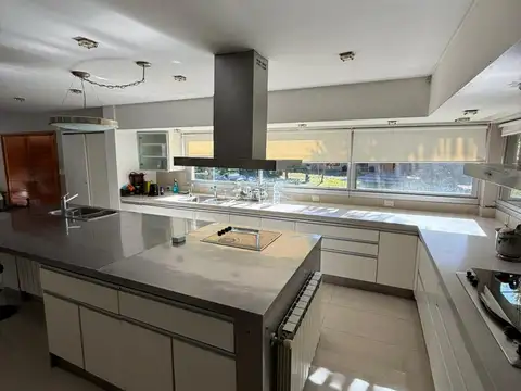 Casa de categoria en venta con pileta y quincho