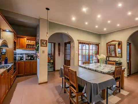 Casa 3 amb + Deptos + Local - V. Madero - PERMUTA