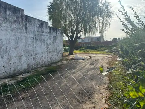 Amplio terreno de 600 mts2 en venta con casa a reciclar.