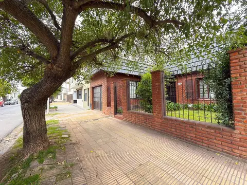 CASA 3 DORMI CON PATIO Y GARAGE- SEMICENTRO TANDIL