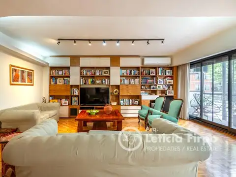 Departamento con patio y cochera, edificio con servicios centrales.