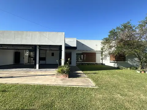 Casa de 3 dormitorios en Barrio camino a Los Bretes.