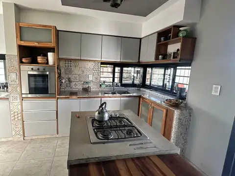 Casa en Venta con 3 cocheras